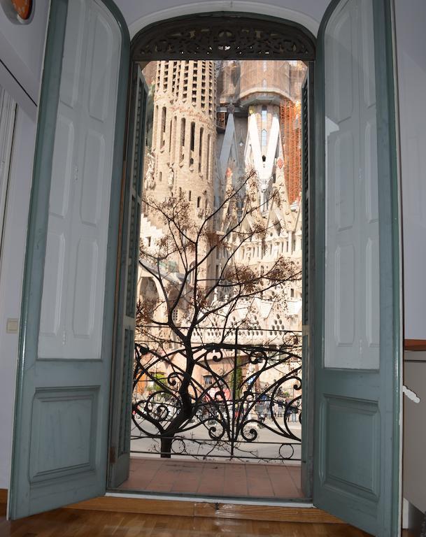 Gaudi Apartment Barcelona Bagian luar foto