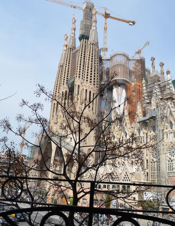 Gaudi Apartment Barcelona Bagian luar foto